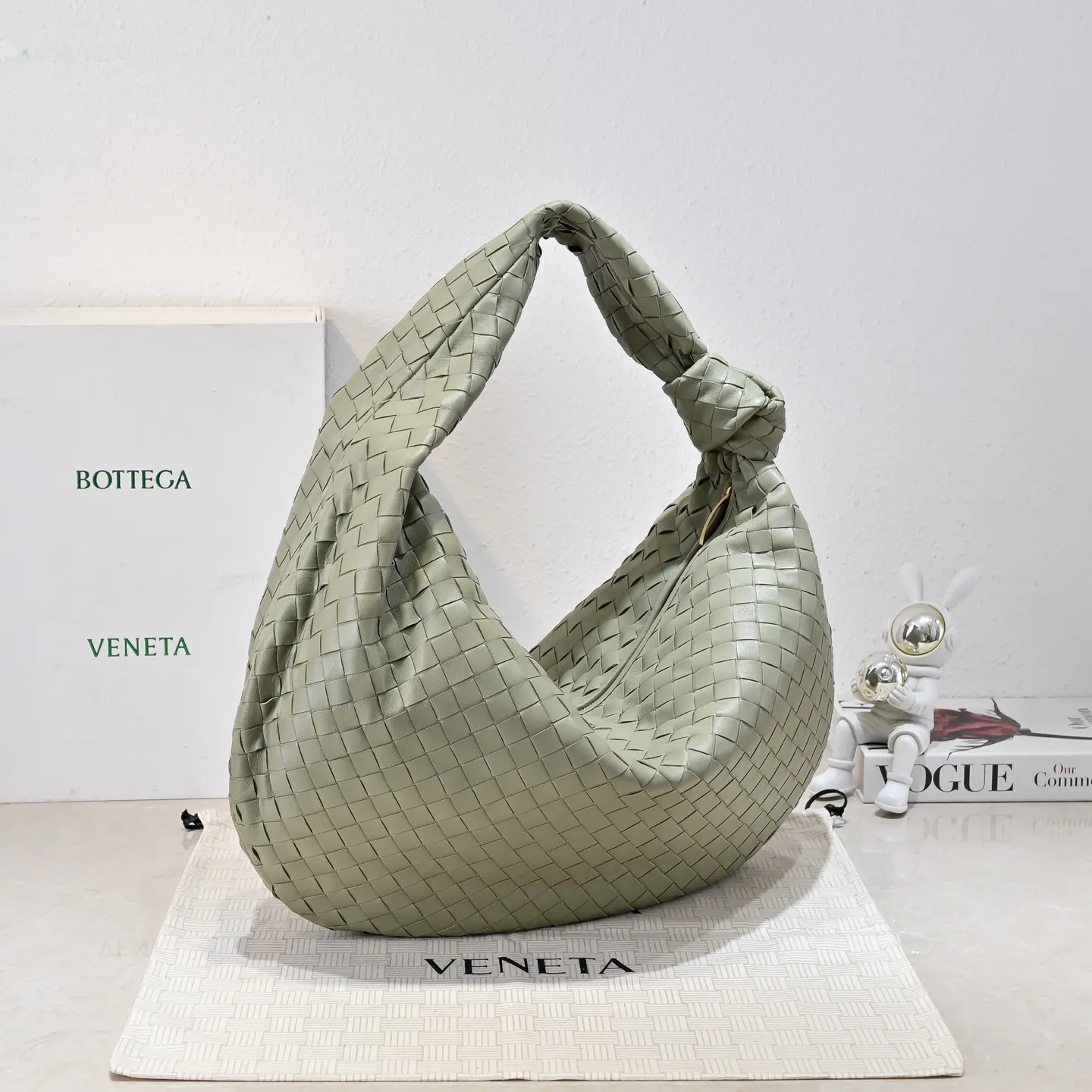 Batch 2360 #JODIE Oversized size comes out~ The shape is still the same fashionable and good-looking. It is made of classic sheepskin weaving. The iconic weaving has always been the most proud design of BV. The soft shape is super suitable for concave shapes~ Not only the size has been changed, but the quality details are also more refined. The shape is more round and Q. The large size has more styles. It is not only practical and can fit everything, but also can carry Jodie’s fashionable concave shape. It is really practical and fashionable. It is awesome in capital letters!  Size: 54*50*20cm Model: 6699
